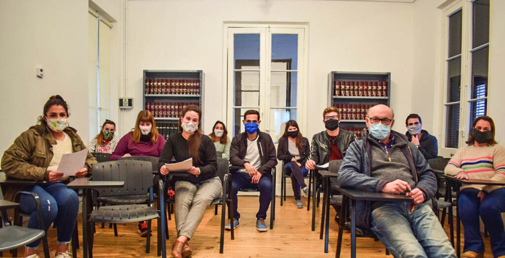 El equipo de voluntarios en la Sala que funciona en el edificio de la Facultad de Derecho