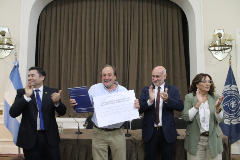 Humberto Tommasino recibió el título de Doctor Honoris Causa de la UNICEN