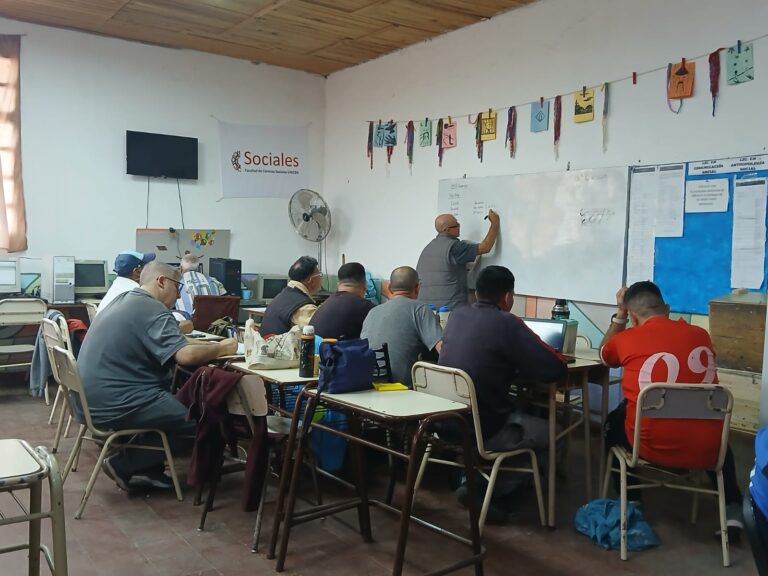 Educación entre pares: Estudiantes privados de libertad dictan nuevos cursos en unidades penales