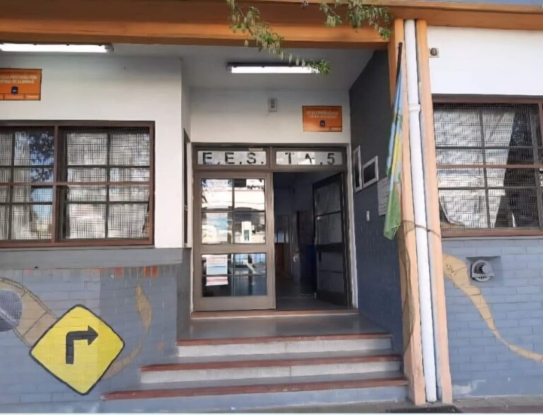 Inteligencia artificial generativa en la escuela secundaria: análisis de sus usos y desafíos socioambientales