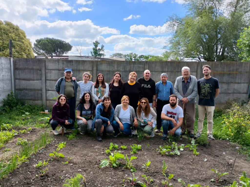 Saberes que florecen: abuelos y plantas en comunidad