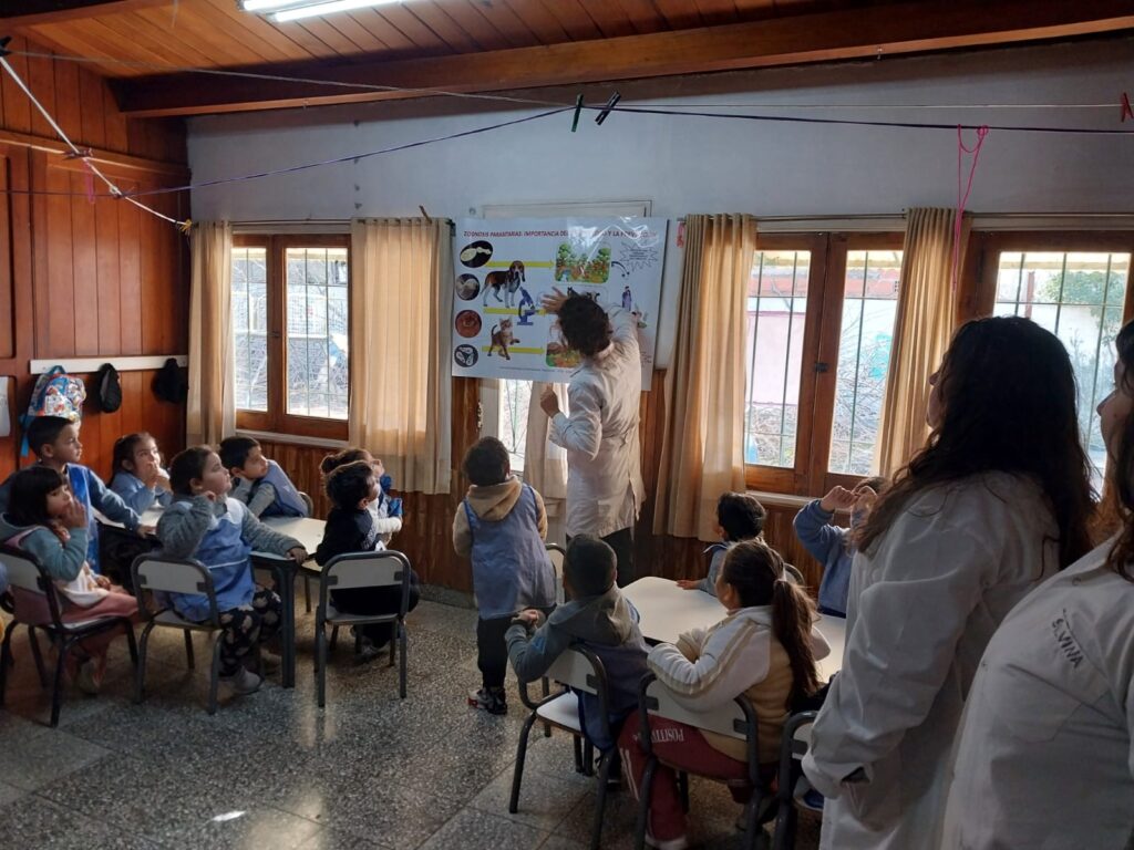 Tenencia responsable de mascotas y salud comunitaria: Estrategias participativas para reducir riesgos zoonóticos en Tandil.