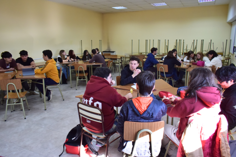 Desarmar la mentira: alfabetización mediática e informacional en escuelas secundarias