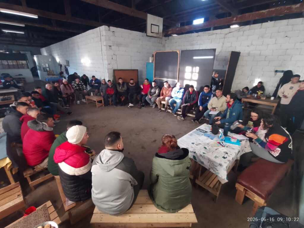 Construcción de saberes laborales y redes organizacionales en el pre egreso para el post encierro