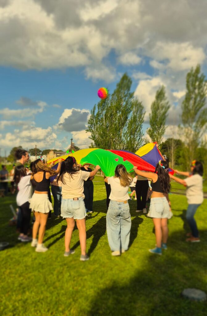 Jugar en comunidad: prácticas socioeducativas para la promoción del derecho al juego y la participación cultural de las infancias