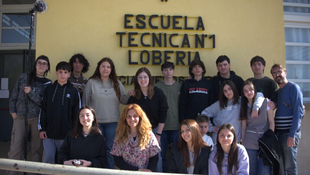 Producción colaborativa para la realización de un Cortometraje Estudiantes y docentes de: Escuela EEST N°1 “Dr. René Favaloro”, Lobería / Edición Digital de Video, Composición Digital, Guión 1 y 2, RIAA, Facultad de Arte
