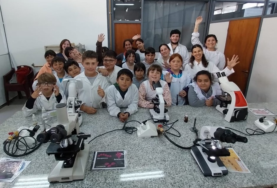 Viajando al mundo microscópico: visitas educativas al laboratorio de Microbiología de la FCV